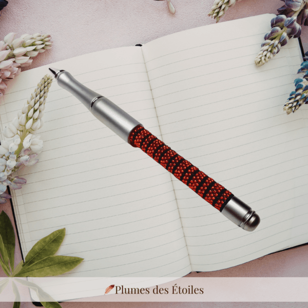 Stylo-bille artisanal Rayés II, pièce unique en acier inoxydable & perles Miyuki. Contraste noir & orange. Déstockage limité.